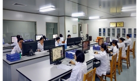 细胞遗传实验室工作人员阅片