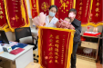 一份信任，双向奔赴！锦旗背后，她们如战友般相拥而泣 | 双箭头的爱